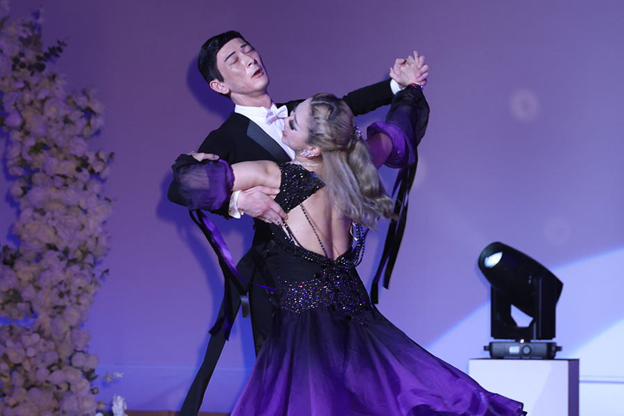 社交ダンスを行っている風景_10