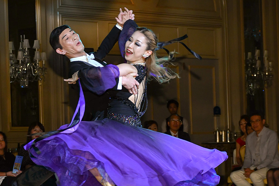 社交ダンスを行っている風景_12